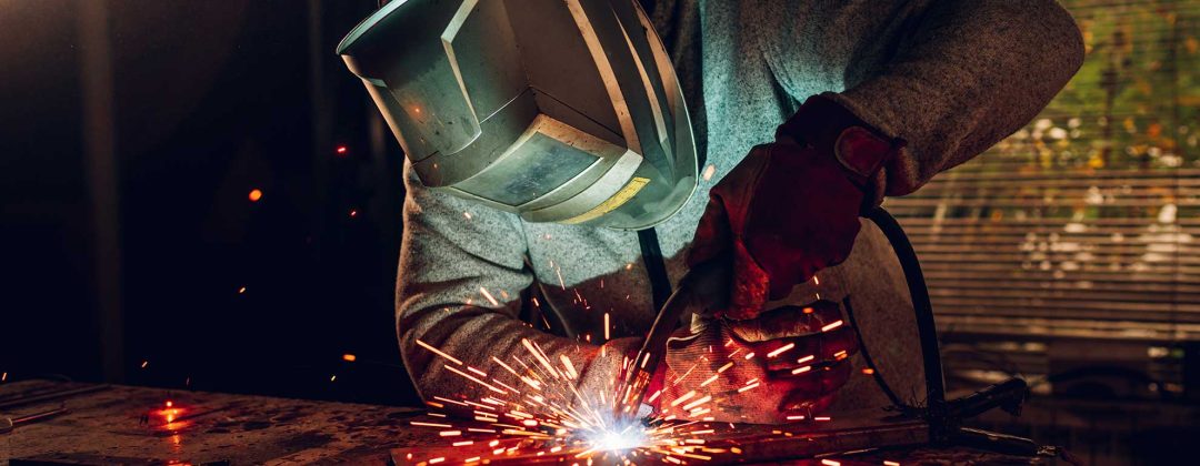 man-worker-welding-metal-with-welding-machine-in-a-7GZ6F8P.jpg